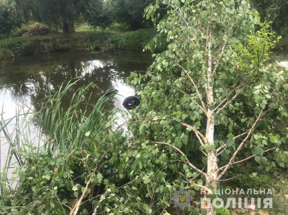 В Виноградове Закарпатской области пьяный водитель ВАЗ-2109 съехал с дороги в озеро. Погиб пассажир авто