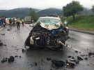 На автодороге Киев-Чоп в лоб столкнулись Renault Scenic и рейсовый автобус «Эталон». Один человек погиб. Еще 3 травмированы