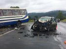 На автодорозі  Київ-Чоп   у лоб зіткнулися Renault Scenic і рейсовий автобус «Еталон». Одна людина загинула. Ще 3 скалічилися