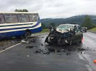 На автодорозі Київ-Чоп у лоб зіткнулися Renault Scenic і рейсовий автобус «Еталон». Одна людина загинула. Ще 3 скалічилися