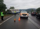 На автодорозі  Київ-Чоп   у лоб зіткнулися Renault Scenic і рейсовий автобус «Еталон». Одна людина загинула. Ще 3 скалічилися