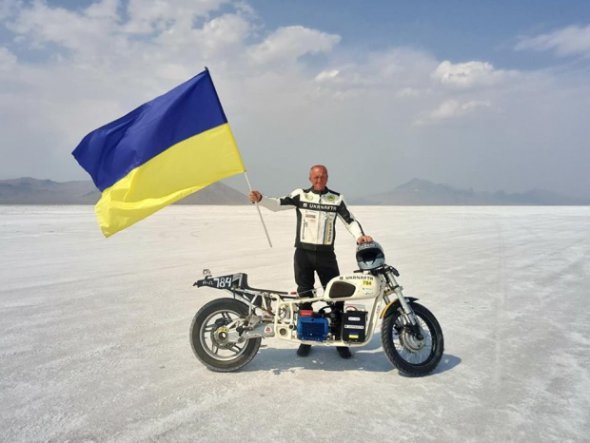 Сергей Малик после установления рекорда на украинском электрическом мотоцикле на дне соленого доисторического озера Бонневиль в США. Он разогнался на нем найшвише из всех участников в этом классе.