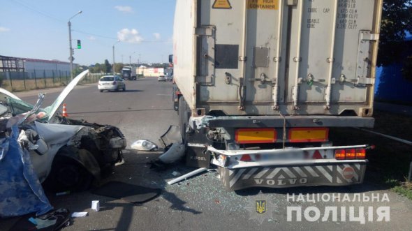 Под Одессой 22-летний водитель Dacia sandero и въехал в припаркованный на обочине грузовик. Погибла 59-летняя пассажирка авто
