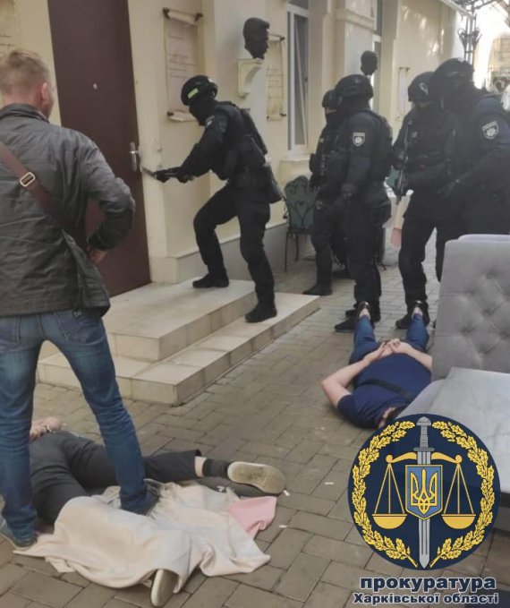 У Харкові викрили  групу псевдополіцейських на чолі з кримінальним авторитетом,   яка вимагала гроші у наркозалежних