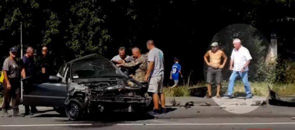 Бизнесмен Петр Дыминский сразу после аварии вышел из авто. На фото справа в белой рубашке