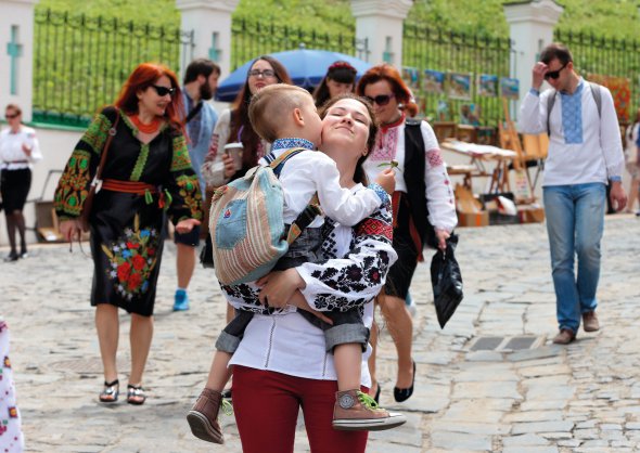 Кияни йдуть столичним Андріївським узвозом у День вишиванки. Його відзначають із 2006 року у третій четвер травня