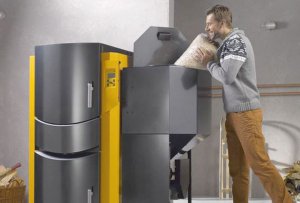 Твердопаливні котли тривалого горіння обладнують резервуаром-бункером для ­паливних пелетів. Можуть ­працювати до двох тижнів на одній заправці. Подачу палива до камери згорання регулює автоматика