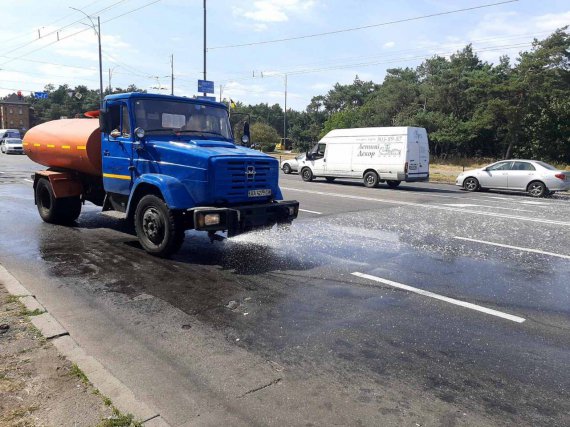 Полив и мытья дорог смывает пыль и грязь