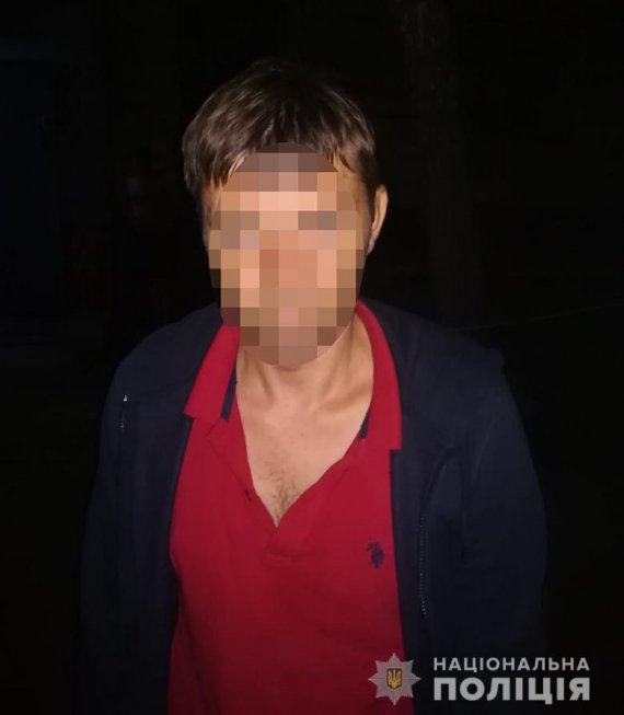 В Киеве 34-летний мужчина порезал 45-летнего знакомого, который нецензурно высказался в сторону его девушки