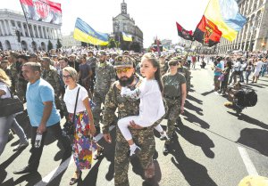 Президент Володимир Зеленський торік скасував військовий парад на День Незалежності. У відповідь волонтери й ветерани організували Марш захисників України в Києві. Для цього зібрали 120 тисяч гривень. У заході взяли участь щонайменше 50 тисяч людей. Цьогоріч ходу повторять