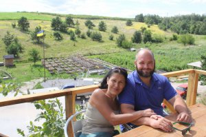Вікторія й Михайло ­Равличенки живуть на фермі в селі ­Гореничі під Києвом. Вирощують тут равликів. За рік отримують 50 тонн ­продукції