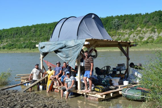 Буковинці подолали 130 кілометрів руслом річки на саморобному плоту. Фото надане Олександром Закревським