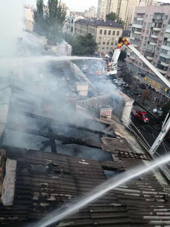 У центрі Києва сталася пожежа у житловому будинку. Фото: ДСНС
