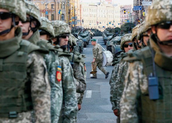 Українські військовослужбовці беруть участь у репетиції військового параду до Дня Незалежності в центрі Києва 20 серпня 2018-го. Збройні сили України цьогоріч посіли 27-ме місце серед 138 країн у міжнародному рейтингу Global Firepower, який відображає військову міць держав. Серед 50 європейських країн ми – на дев’ятому місці. Враховували 55 показників, серед яких озброєння, війська, техніка, чисельність, транспортна інфраструктура, військовий бюджет. Київ торік витратив на оборону 5,2 мільярда доларів. Це на 9,3 відсотка більше порівняно з 2018-м, за даними Стокгольмського інституту дослідження проблем миру