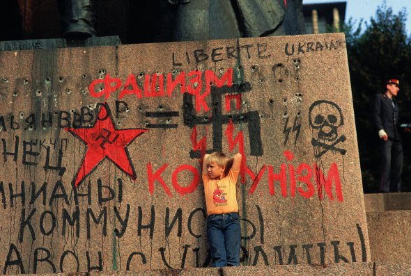 Хлопчик сперся на щит із написами біля пам’ятника Леніну в центрі Києва на тодішній площі Жовтневої революції – нині майдан Незалежності. Серпень 1991-го. У грудні того року Україна вийшла зі складу Радянського Союзу