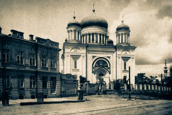 Десятинна церква. Її побудували 1842 року. Стала одним із перших храмів Києва, зруйнованим більшовиками 1928 року під час антирелігійної кампанії. Уламки церкви остаточно розібрали у 1936 році. 