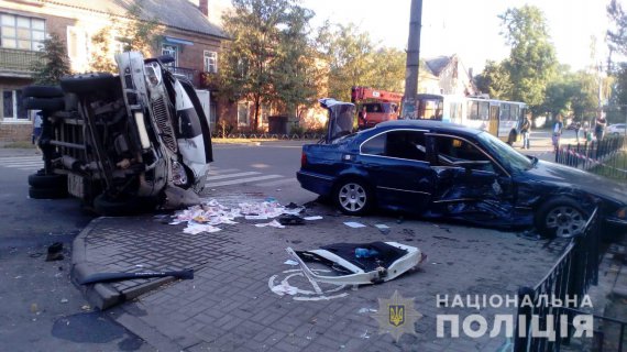 У Сумах   зіткнулися автомобілі BMW і  ГАЗ.    30-річний водій останнього загинув на місці. Ще 2 людей скалічилися