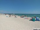Украинцы продолжают отдыхать на Азовском море. Пляжи сейчас не сильно заполнены. Свободные места есть всегда.