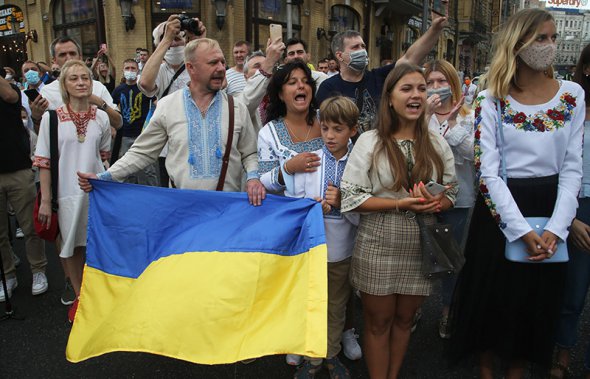 Люди підтримують Марш вздовж вулиць