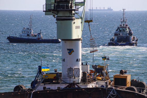 В Одессе снова пытаются поднять танкер Delfi