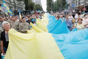 Учасники Маршу захисників України несуть Державний прапор під час святкування 29-ї річниці Дня Незалежності України. Захід проводять ветеранські організації другий рік поспіль як альтернативу офіційній програмі святкувань. Київ, 24 серпня 2020 року