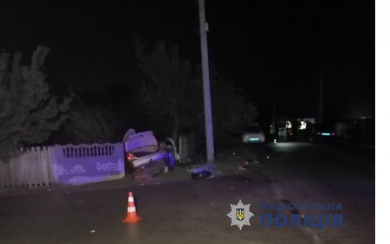 На Київщині  автомобіль Chevrolet влетів у бетонний паркан домоволодіння.  20-річний водій та 15-річна пасажирка загинули на місці, ще 3 пасажирів - скалічилися