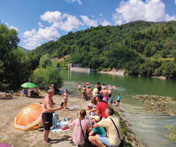 Люди відпочивають на березі Карпатського моря – штучної водойми між селами Довге та Сопіт Сколівського району на Львівщині. Його викопали 1979 року, мало забезпечувати водою гідроелектростанцію, яку зводили неподалік