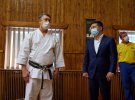 Володимир Зеленський отримав диплом майстра карате першого дану та іменний чорний пояс.