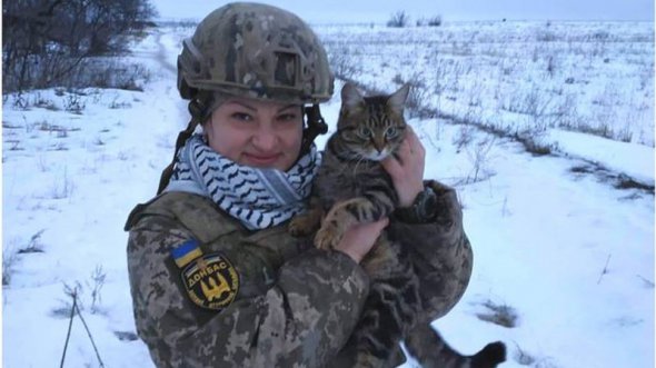 “Яна Червона народилася в Харкові, під час Революції Гідності почала проявляти позицію. Була однією з найактивніших учасниць харківського Майдану. Потім почалась війна, її друзі пішли на фронт. Яна не могла бути осторонь. Поїхала на фронт волонтером батальйону “Айдар”, - каже її подруга Галина Клемпоуз.