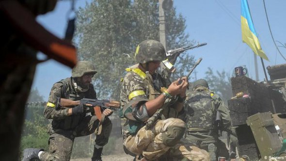Украинские военные готовятся к бою. Иловайск, 2014 год