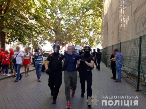 В Одессе произошли столкновения между участниками ЛГБТ-марша и марша За семейные ценности. Фото: Нацполиция