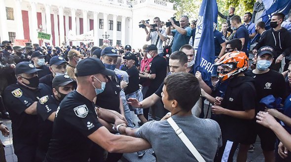 В Одессе произошли столкновения между участниками ЛГБТ-марша и марша За семейные ценности. Фото: Нацполиция