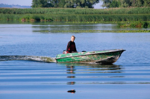 Лариса Ребриста живе на острові Вишняки, за 10 кілометрів від села Кишеньки Кобеляцького району Полтавської області. Навчилася кермувати човном після смерті чоловіка