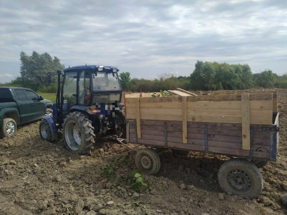 На Закарпатті в контрабандистів вилучили трактор із партією цигарок