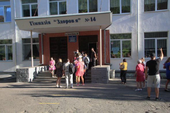 1 вересня в Полтавській гімназії "Здоров'я" №14 замість урочистої лінійки розробили графік і маршрути для кожного класу