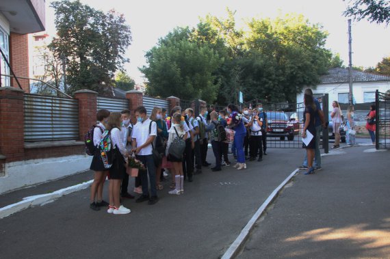 1 сентября в Полтавской гимназии "Здоровье" №14 вместо торжественной линейки разработали график и маршруты для каждого класса