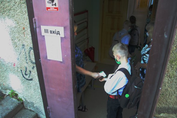 1 сентября в Полтавской гимназии "Здоровье" №14 вместо торжественной линейки разработали график и маршруты для каждого класса