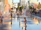 Громадський простір з фонтанами та світловим шоу відкрили на Деміївській площі