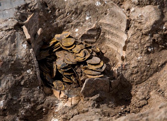 Во время раскопок в Израиле нашли клад с золотыми монетами 9 в.