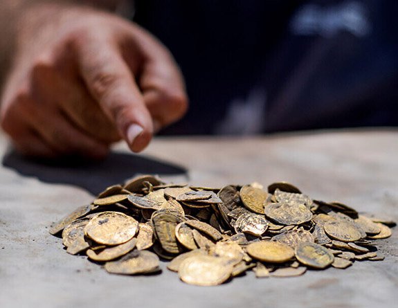 Во время раскопок в Израиле нашли клад с золотыми монетами 9 в.
