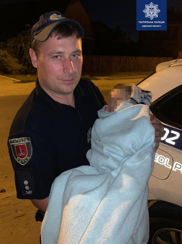 Голодный мальчик затопил соседей, а те вызвали полицию. ребенка изъяли
