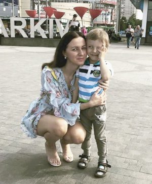 Харків’янка Марина Трубелець обнімає сина Матвія. Не бачилася з ним чотири місяці. Хлопчика після прогулянки не повернув його батько. Він і Марина живуть окремо