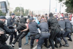 У День знань у Мінську на протести вийшли студенти та викладачі. Затримання почалися в районі площі Незалежності. Група ОМОНу підійшла до них і запропонувала розійтися. Ті зімкнулися в коло й відмовилися. Силовики почали висмикувати людей із ланцюга