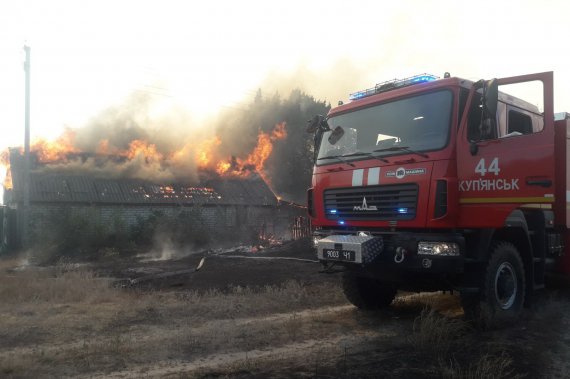 На території Дворічанського лісництва на Харківщині  виникла лісова пожежа, яка перекинулася на село Горобівка
