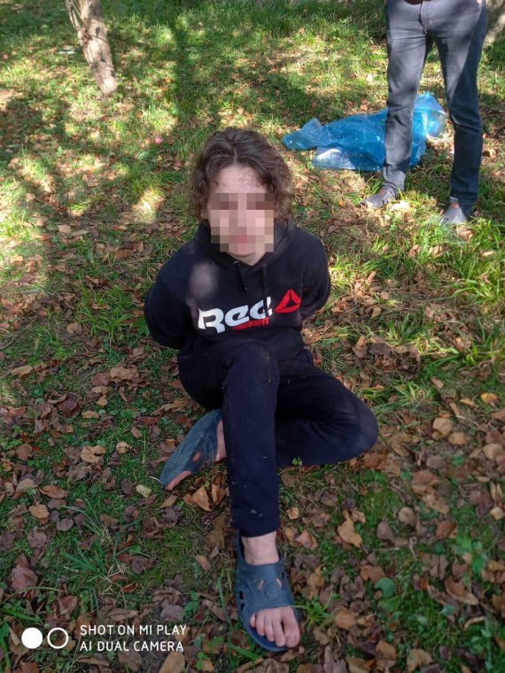 15-річний мешканець села Бабче  Богородчанського району Івано-Франківської області подзвонив до поліції і зазнався у подвійному вбивстві діда та баби. Поліцейські знайшли в будинку    майже холодне  тіло 72-річного чоловіка. 69-річна жінка виявилась жива