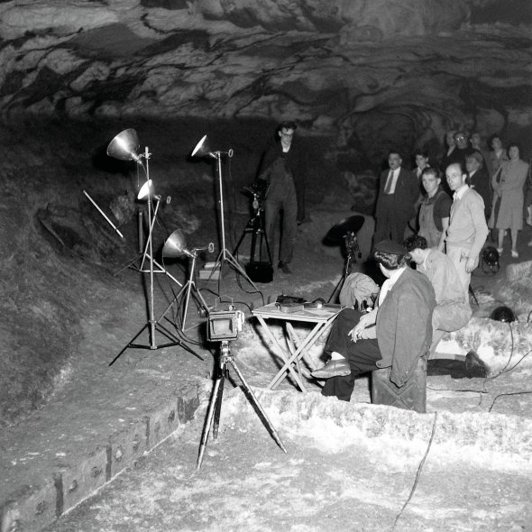 Учені перемальовують зображення печери Ласко поблизу селища Монтіньяк у Франції. Через появу освітлення, натовпи людей і зміну вологості тисячолітні малюнки почали вкриватися пліснявою. Тому влада вирішила створити неподалік штучну печеру з їхніми копіями. Ласко закрили для туристів