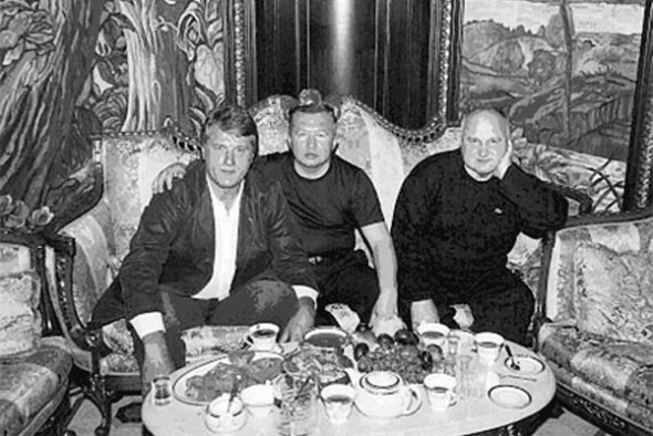 Зліва направо - Віктор Ющенко, Володимир Сацюк, Ігор Смешко. Вечеря 5 вересня 2004 року