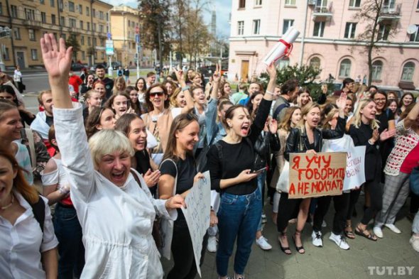 Минские студенты с родителями вышли на акцию солидарности