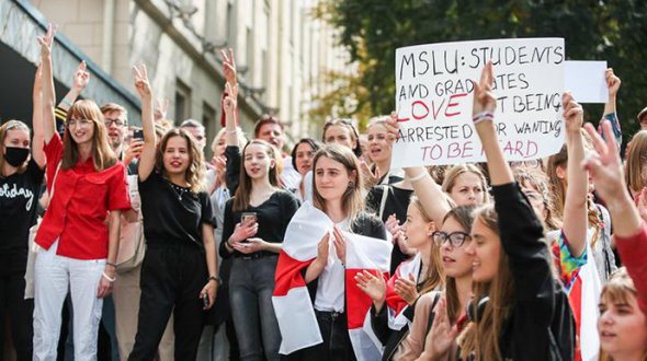 Минские студенты с родителями вышли на акцию солидарности