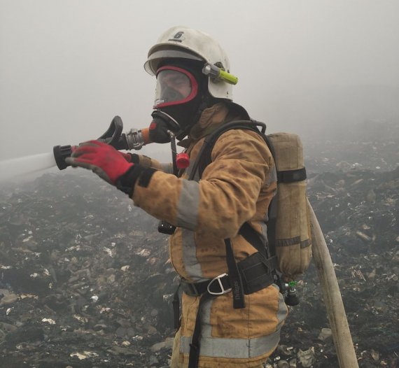 Под Полтавой пятые сутки тушат пожар на городском полигоне твердых бытовых отходов